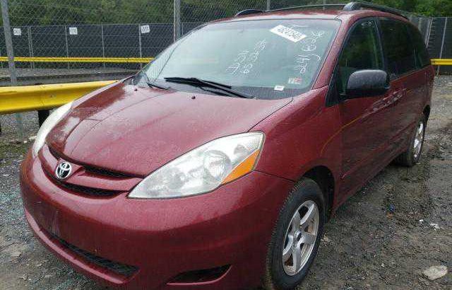 2009 TOYOTA SIENNA CE For Sale Going For N400,000