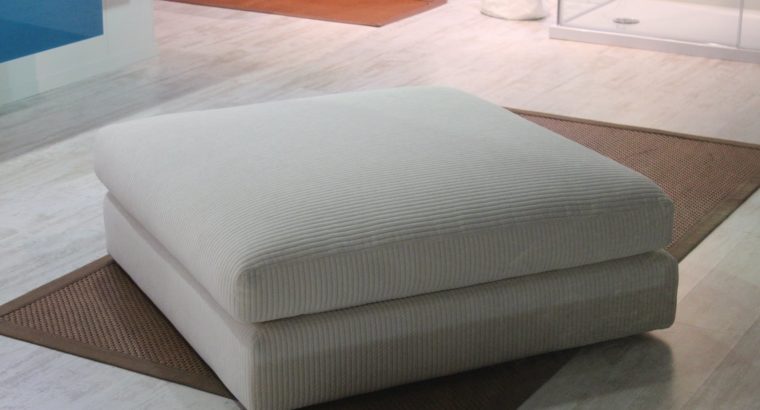 Chaise Lounger w/ button tufted