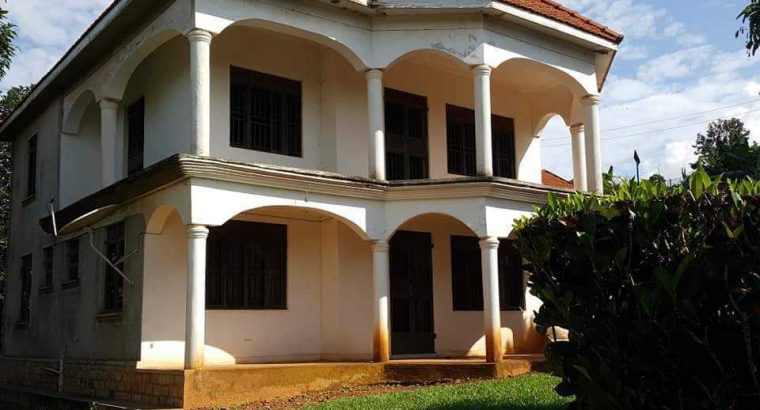 ENTEBBE RD KITENDE (CHECK ON GOOGLE MAP)
House located here in kitende   closer to the main road. Having 5bedrooms, sitted on 25decimals readu title private mile land. Asking price 370m ugx ($100,000 USD) Negotiable.Call/wtsp+256704412030.