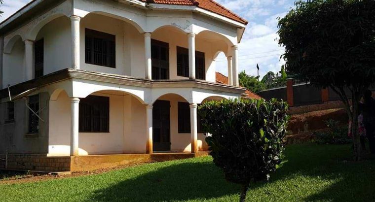 ENTEBBE RD KITENDE (CHECK ON GOOGLE MAP)
House located here in kitende   closer to the main road. Having 5bedrooms, sitted on 25decimals readu title private mile land. Asking price 370m ugx ($100,000 USD) Negotiable.Call/wtsp+256704412030.
