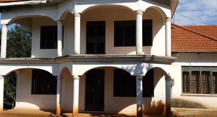 ENTEBBE RD KITENDE (CHECK ON GOOGLE MAP)
House located here in kitende   closer to the main road. Having 5bedrooms, sitted on 25decimals readu title private mile land. Asking price 370m ugx ($100,000 USD) Negotiable.Call/wtsp+256704412030.