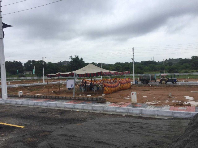 open plots at jalpally near to shamshabad airport back to novetal hotel 28000sq yard cnt me970016010