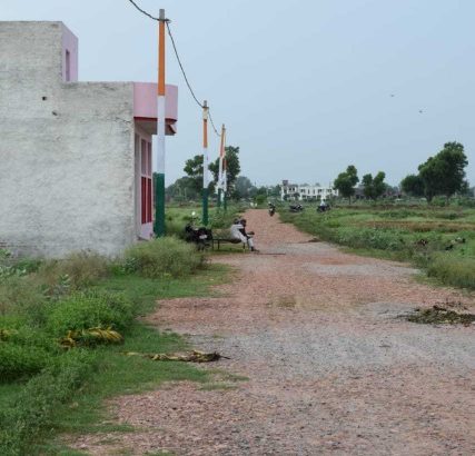 Gwalior road Agra main plot 5.5 lakh 6.5 lakh main jaldi kare